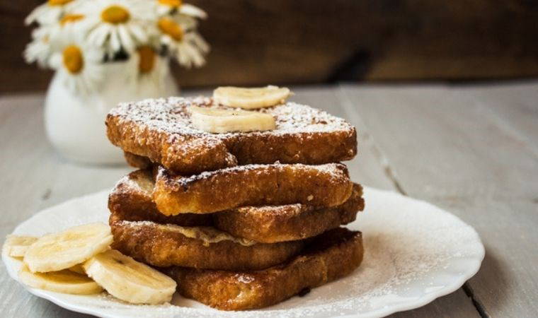 Güne enerjik başlamak isteyenlerin 10 dakikada hazırlayabileceği enfes lezzet: Muzlu çikolatalı Fransız tostu tarifi...
