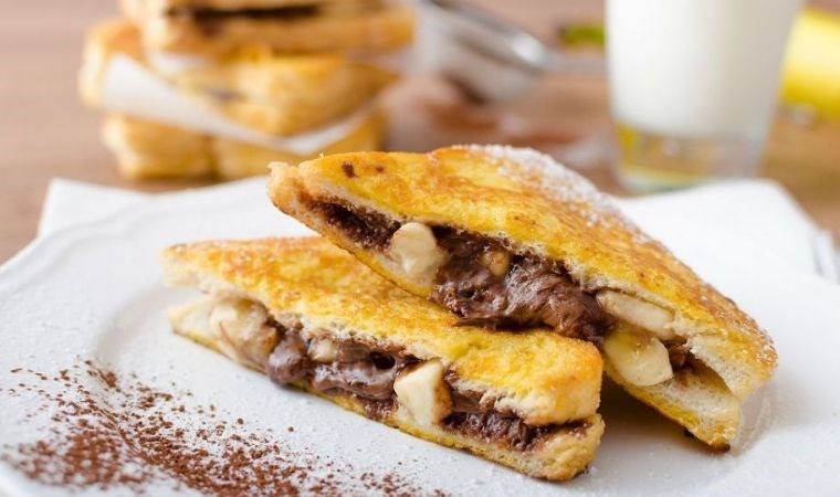 Güne enerjik başlamak isteyenlerin 10 dakikada hazırlayabileceği enfes lezzet: Muzlu çikolatalı Fransız tostu tarifi...