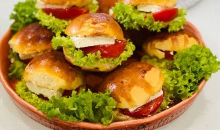 30 dakikada hazırlayabileceğiniz taşımalık lezzet: Sandviç poğaça tarifi...