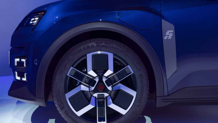 2025 yılının otomobili yine Renault'dan! Bu kez Renault 5 ve Alpine A290 zirvede...