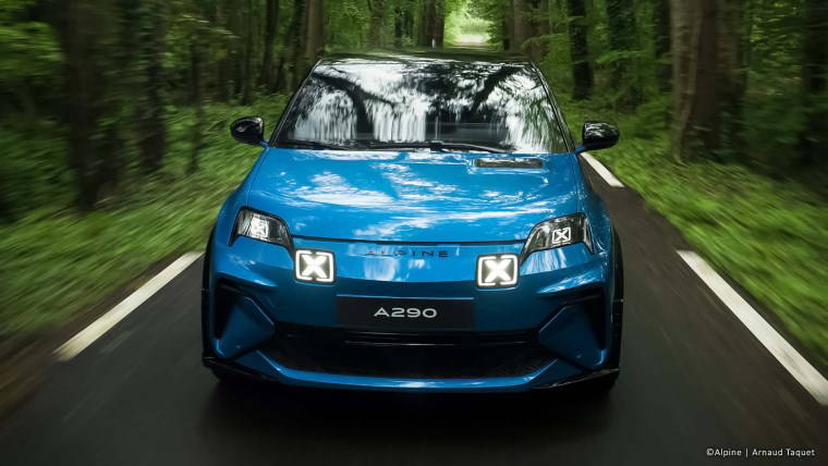 2025 yılının otomobili yine Renault'dan! Bu kez Renault 5 ve Alpine A290 zirvede...