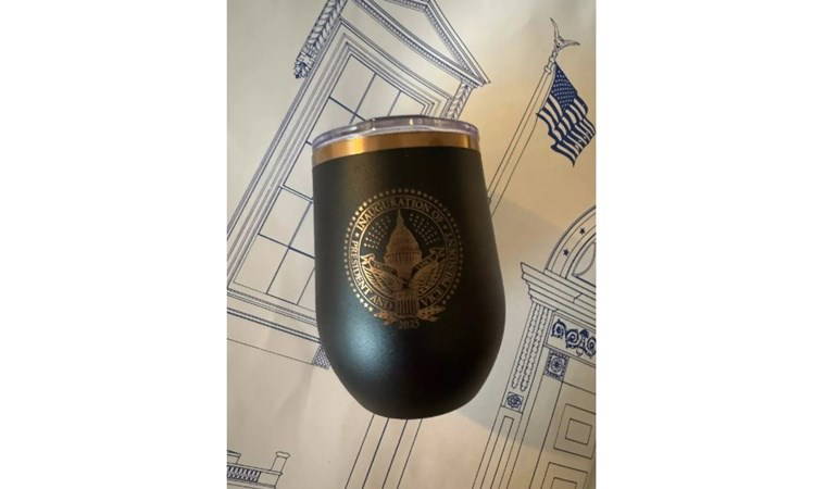 Trump'tan yemin törenine katılanlara tuhaf hediyeler... Çantadan neler çıkmadı ki?