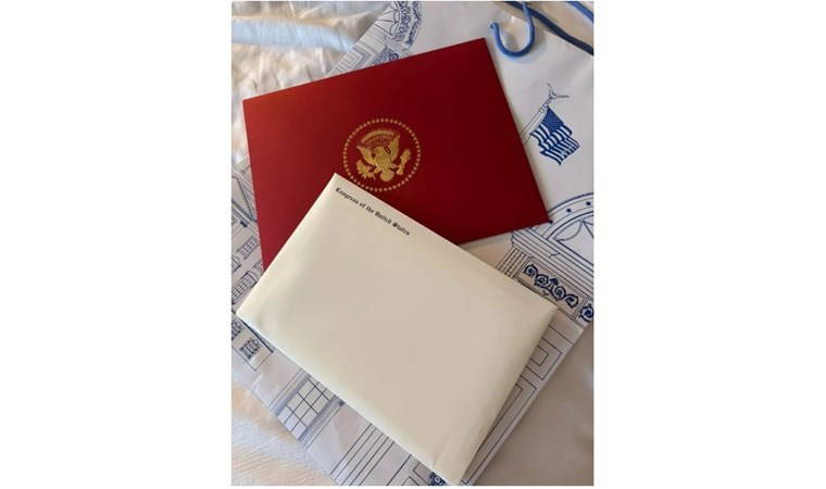 Trump'tan yemin törenine katılanlara tuhaf hediyeler... Çantadan neler çıkmadı ki?