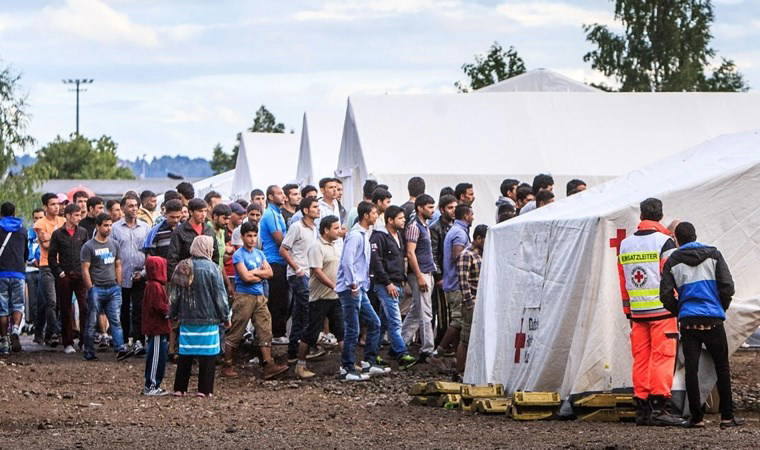 Almanya'dan ülkeyi terk etmek isteyen Suriyelilere para desteği