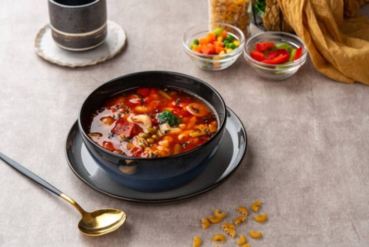 İtalyan mutfağından içinizi ısıtacak lezzet: Minestrone çorbası tarifi