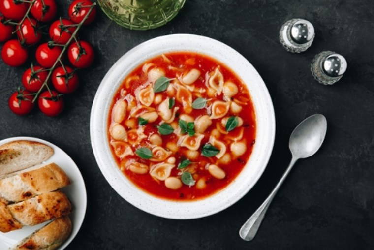 İtalyan mutfağından içinizi ısıtacak lezzet: Minestrone çorbası tarifi