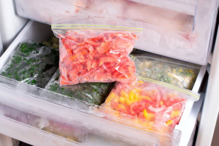 Dondurulduğunda tehlikeli hale geliyor, zehirlenmelere sebep oluyor: Buzlukta asla bulundurmamanız gereken 10 besin