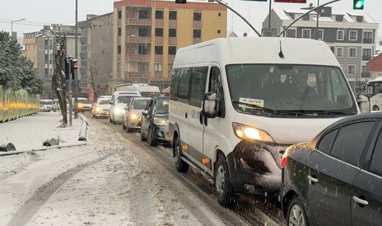 İstanbul'da kar yağışı etkisini artırdı! İşte ilk manzaralar...