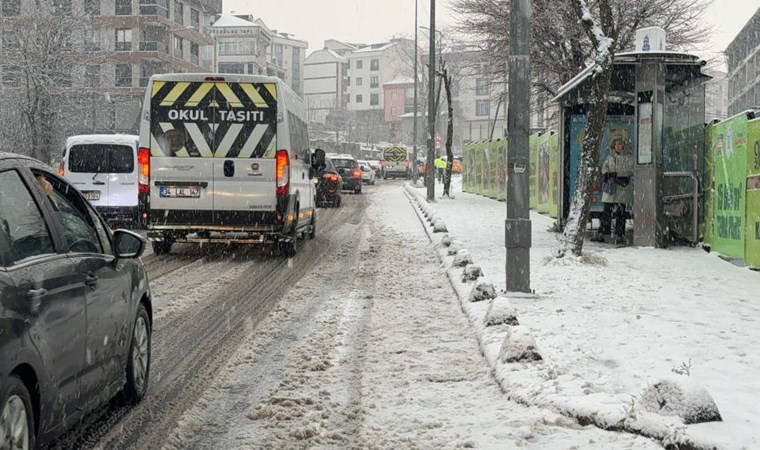İstanbul'da kar yağışı etkisini artırdı! İşte ilk manzaralar...