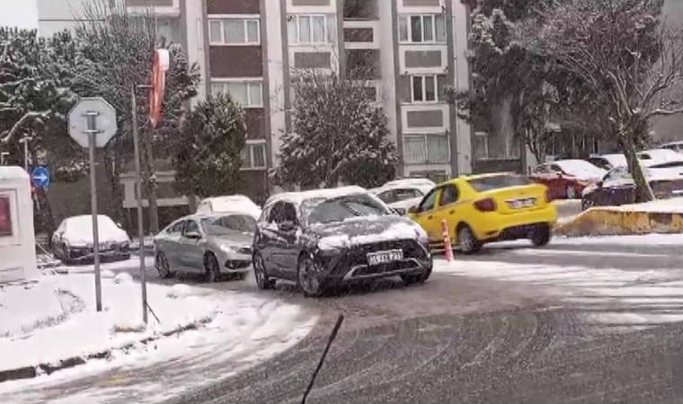 İstanbul'da kar yağışı etkisini artırdı! İşte ilk manzaralar...