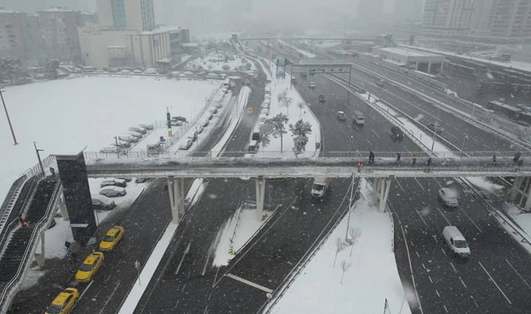 İstanbul'da kar yağışı etkisini artırdı! İşte ilk manzaralar...