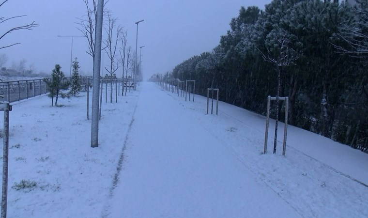İstanbul'da kar yağışı etkisini artırdı! İşte ilk manzaralar...