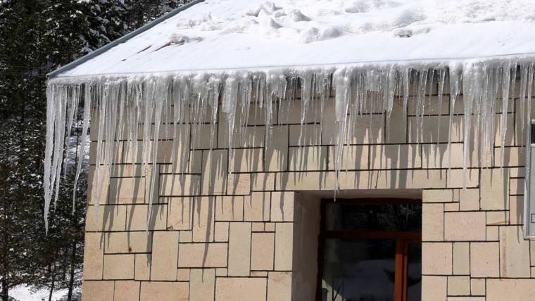 Karın süslediği  Zigana Dağı'nda kartpostallık görüntüler