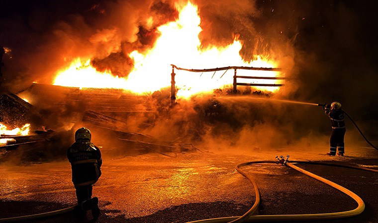 Gaziantep'te panik anları: İplik yüklü TIR alev alev yandı