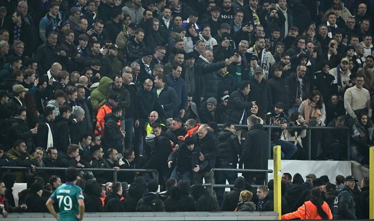 Anderlecht-Fenerbahçe maçı durdu: Hakemler ve oyuncular soyunma odasına gitti!