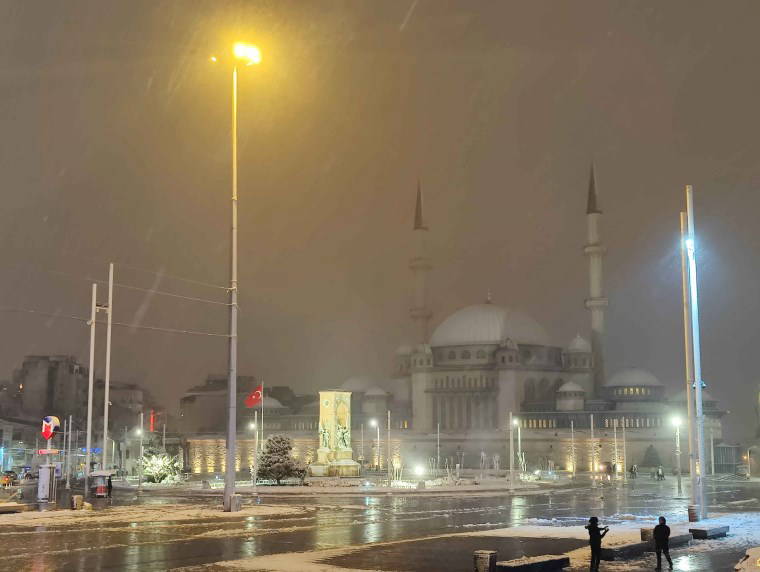 Beyaz örtü altında İstanbul: Gece manzaraları büyüledi