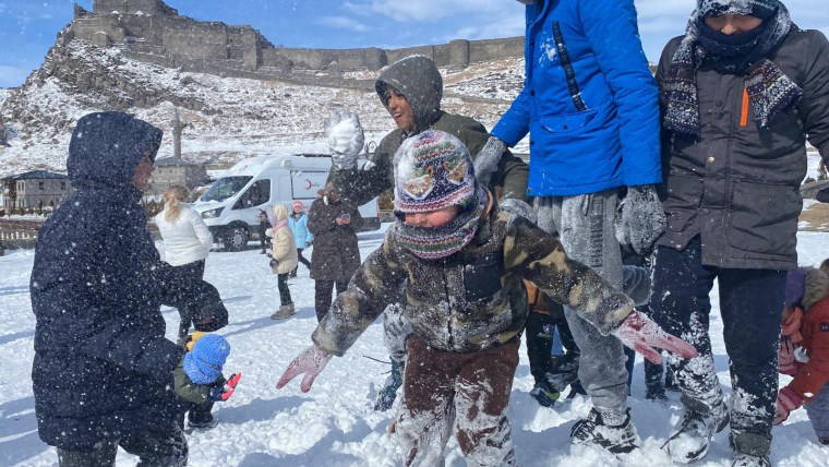 Kars’ta kar eğlencesi: Çocuklar kar topu savaşı yaptı, aileler halay çekti!