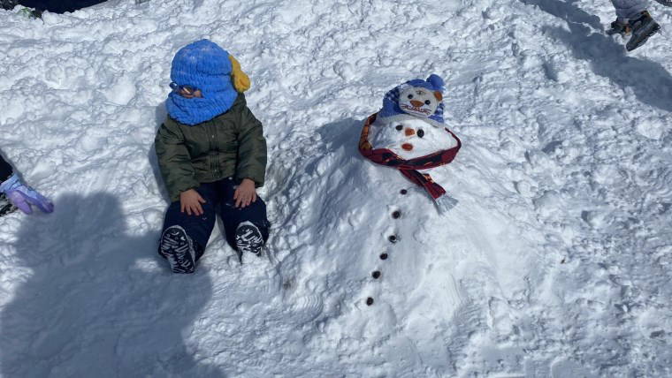 Kars’ta kar eğlencesi: Çocuklar kar topu savaşı yaptı, aileler halay çekti!