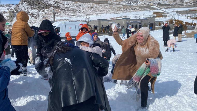 Kars’ta kar eğlencesi: Çocuklar kar topu savaşı yaptı, aileler halay çekti!