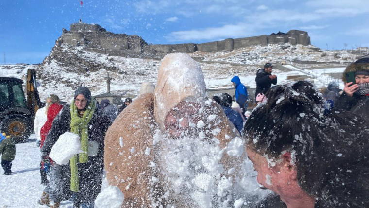 Kars’ta kar eğlencesi: Çocuklar kar topu savaşı yaptı, aileler halay çekti!