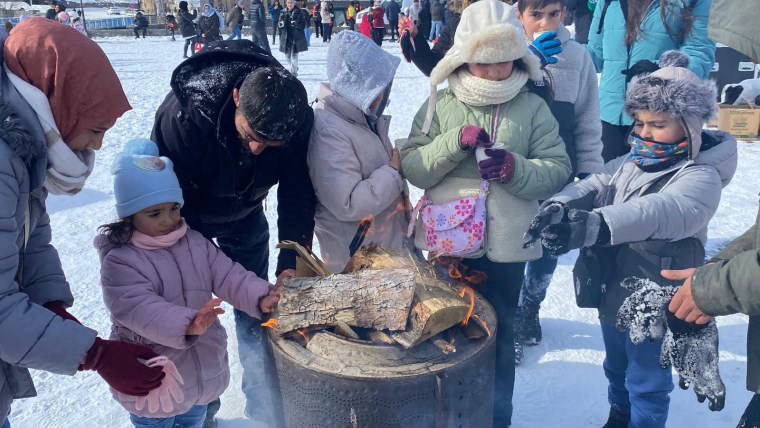 Kars’ta kar eğlencesi: Çocuklar kar topu savaşı yaptı, aileler halay çekti!