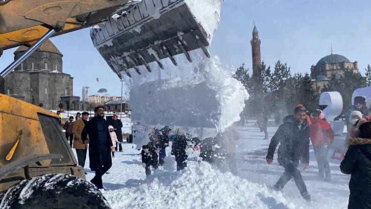 Kars’ta kar eğlencesi: Çocuklar kar topu savaşı yaptı, aileler halay çekti!
