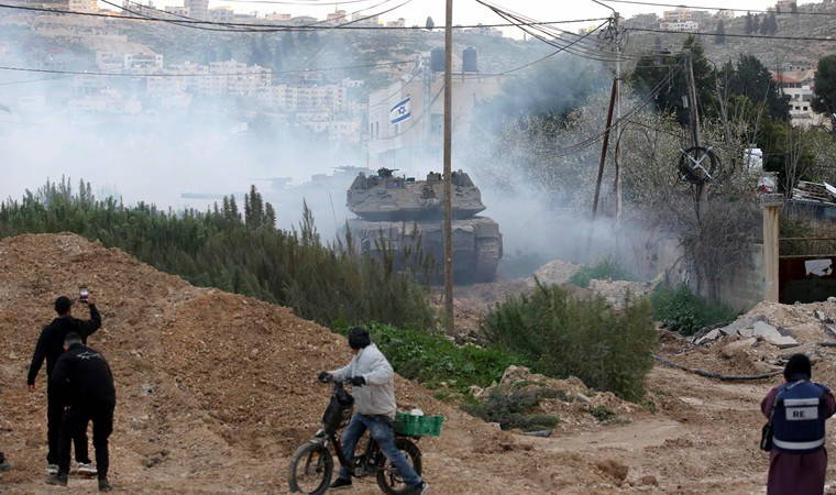 2002’den bu yana ilk defa… İsrail, Batı Şeria’ya tanklarla girdi, mülteci kampına baskın yaptı!