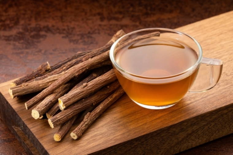 Boğaz ağrısına iyi geliyor, ses tellerini dinlendiriyor: Ses kısıklığına iyi gelen 8 doğal çözüm