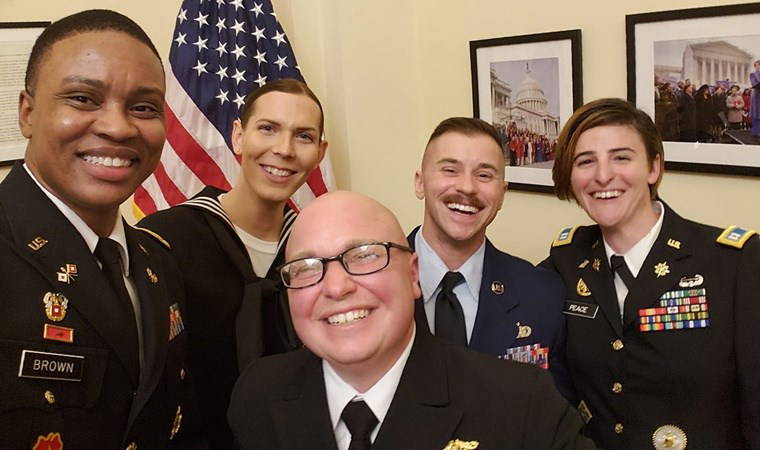 Pentagon belgesi ortaya çıktı: Trans bireyler ordudan atılıyor mu?