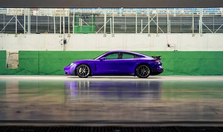 O elektrikli model Porsche 911 Turbo S'i geride bıraktı