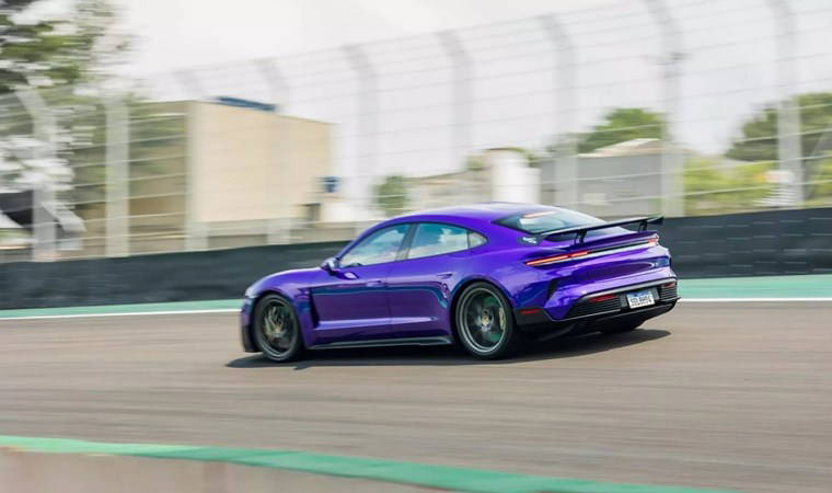 O elektrikli model Porsche 911 Turbo S'i geride bıraktı