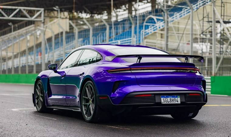 O elektrikli model Porsche 911 Turbo S'i geride bıraktı