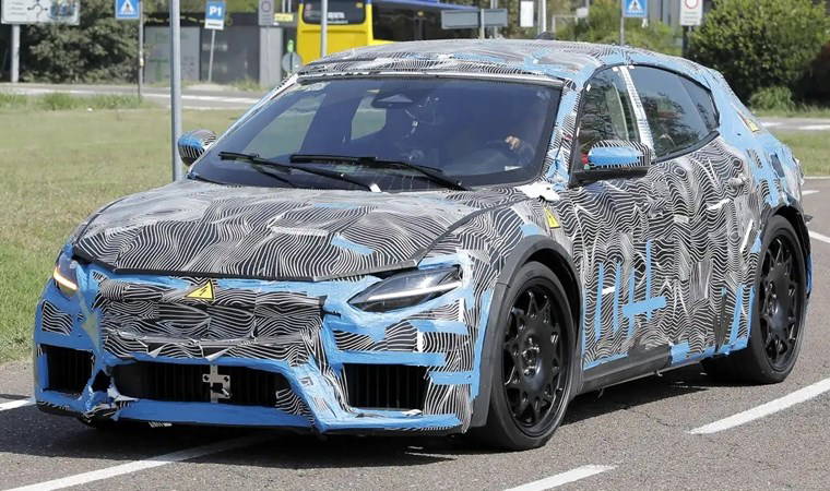 Ferrari'nin ilk elektrikli modeli yola çıktı!