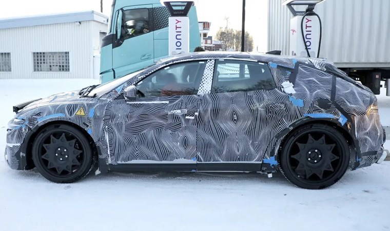 Ferrari'nin ilk elektrikli modeli yola çıktı!