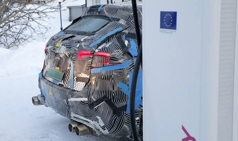 Ferrari'nin ilk elektrikli modeli yola çıktı!