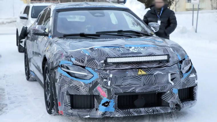 Ferrari'nin ilk elektrikli modeli yola çıktı!