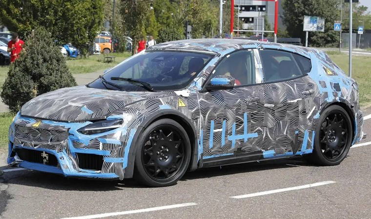 Ferrari'nin ilk elektrikli modeli yola çıktı!