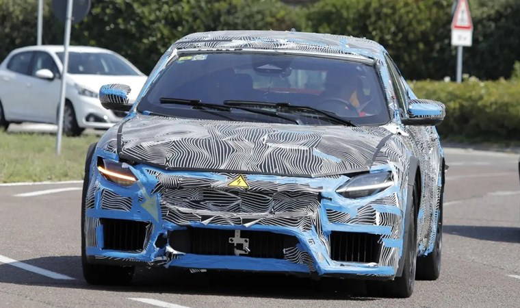 Ferrari'nin ilk elektrikli modeli yola çıktı!