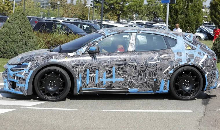 Ferrari'nin ilk elektrikli modeli yola çıktı!