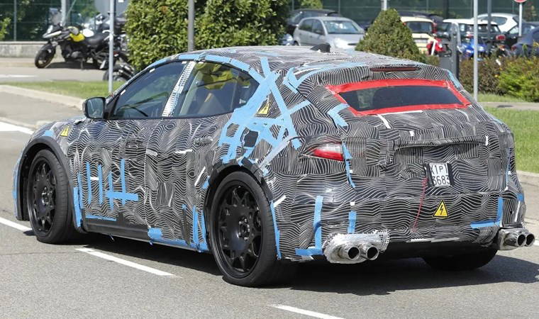 Ferrari'nin ilk elektrikli modeli yola çıktı!