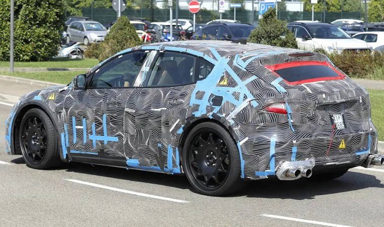 Ferrari'nin ilk elektrikli modeli yola çıktı!