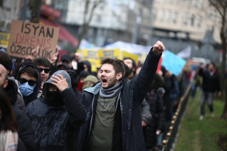 Öğrenciler sokaklara döküldü: Protestolardan dikkat çeken kareler