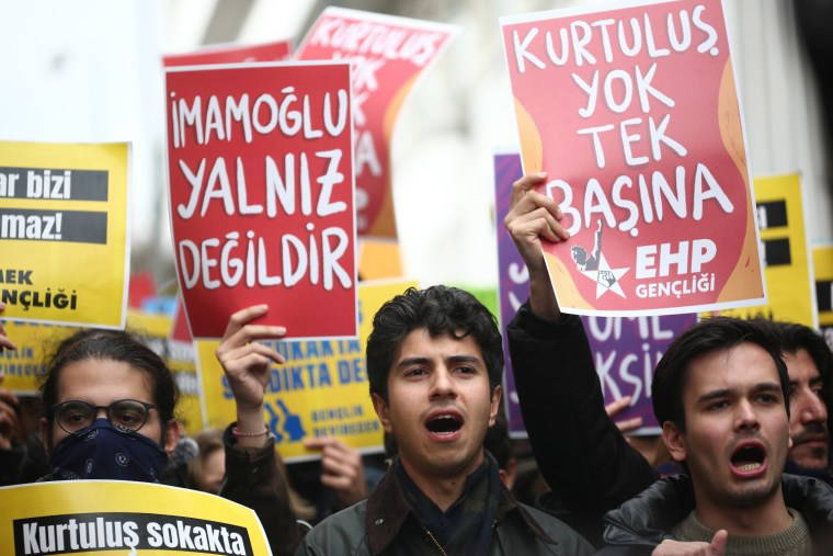 Öğrenciler sokaklara döküldü: Protestolardan dikkat çeken kareler