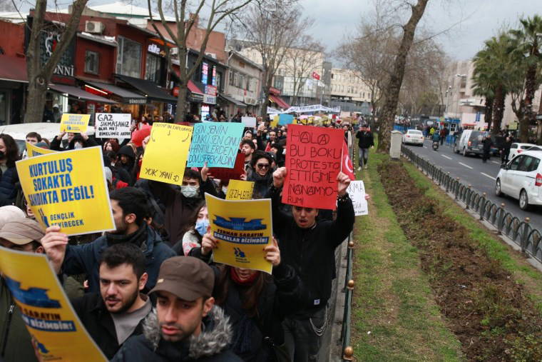 Öğrenciler sokaklara döküldü: Protestolardan dikkat çeken kareler