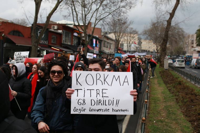 Öğrenciler sokaklara döküldü: Protestolardan dikkat çeken kareler