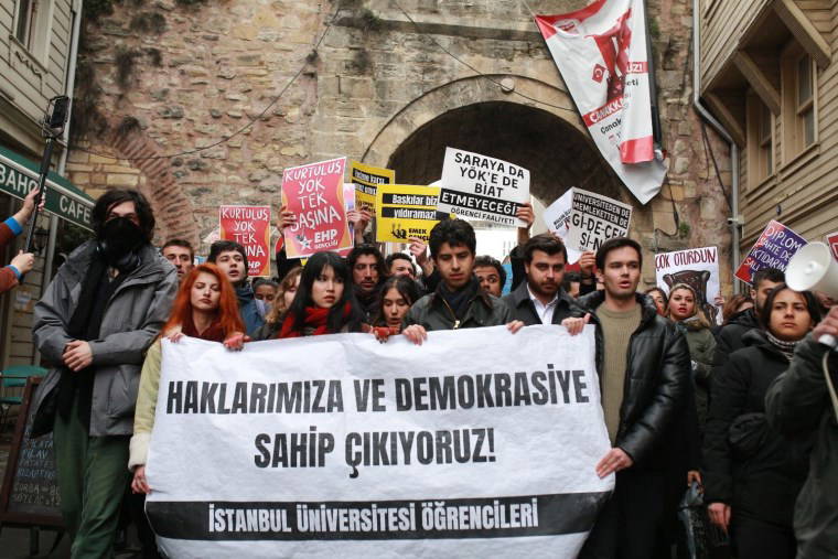 Öğrenciler sokaklara döküldü: Protestolardan dikkat çeken kareler