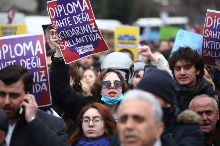 Öğrenciler sokaklara döküldü: Protestolardan dikkat çeken kareler