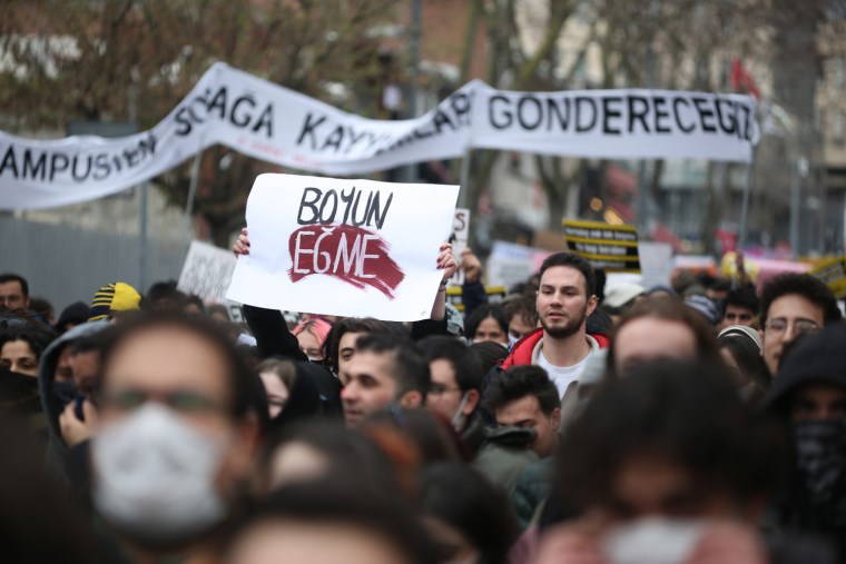 Öğrenciler sokaklara döküldü: Protestolardan dikkat çeken kareler