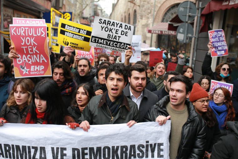 Öğrenciler sokaklara döküldü: Protestolardan dikkat çeken kareler