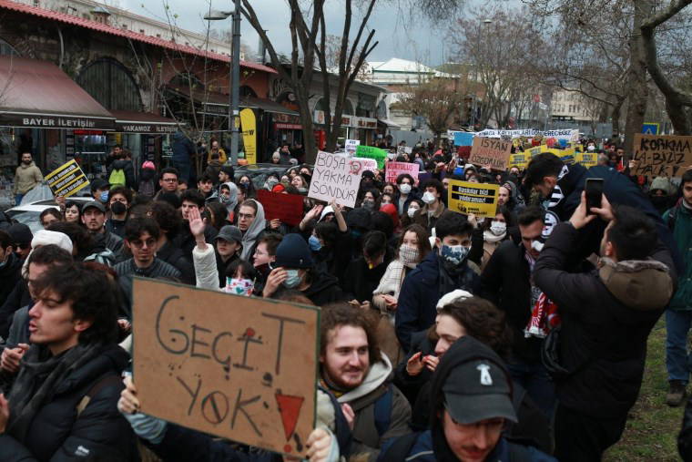 Öğrenciler sokaklara döküldü: Protestolardan dikkat çeken kareler